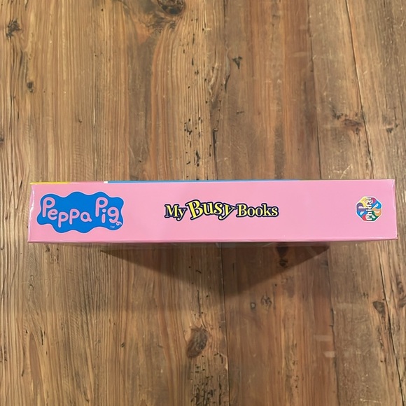 Peppa Pig storybook, figurines and play mat set - Picture 5 of 7